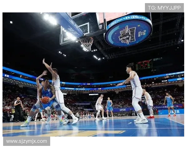 《篮球运动员如何在比赛中突破极限提升自我表现与团队合作》